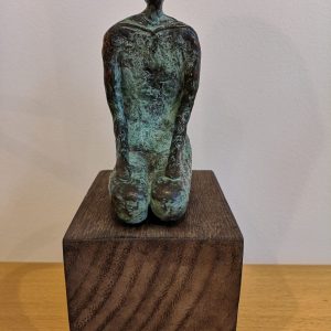 Figura humana 3. Bronce y madera. 23X8x8cm