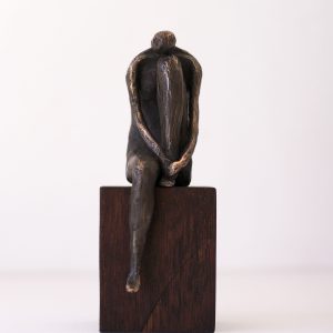 Figura humana 2. Bronce y madera. 23X8x8cm