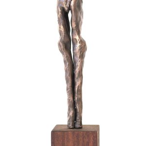Beso, bronce y madera. 36X8x8cm