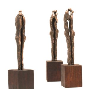 Abrazo, bronce y madera. 36X8x8cm